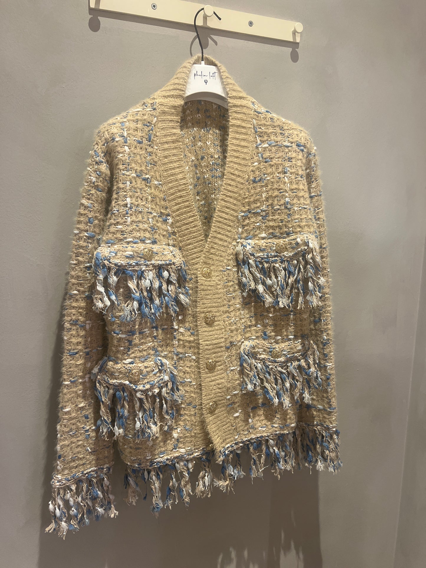 CARDIGAN COQUETTE IN TWEED CON FRANGE E BOTTONI GIOIELLO DON’T WAIT