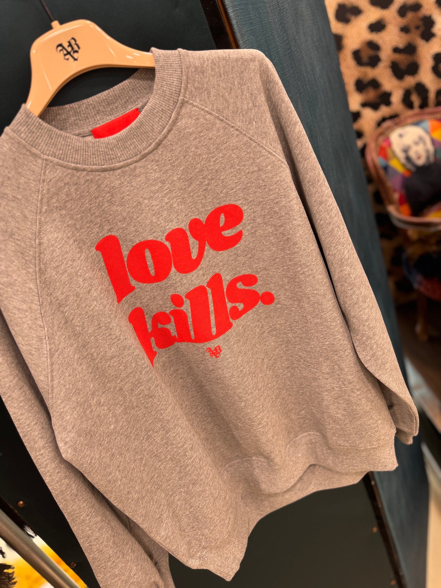 FELPA “LOVE KILLS” ANIYEBY