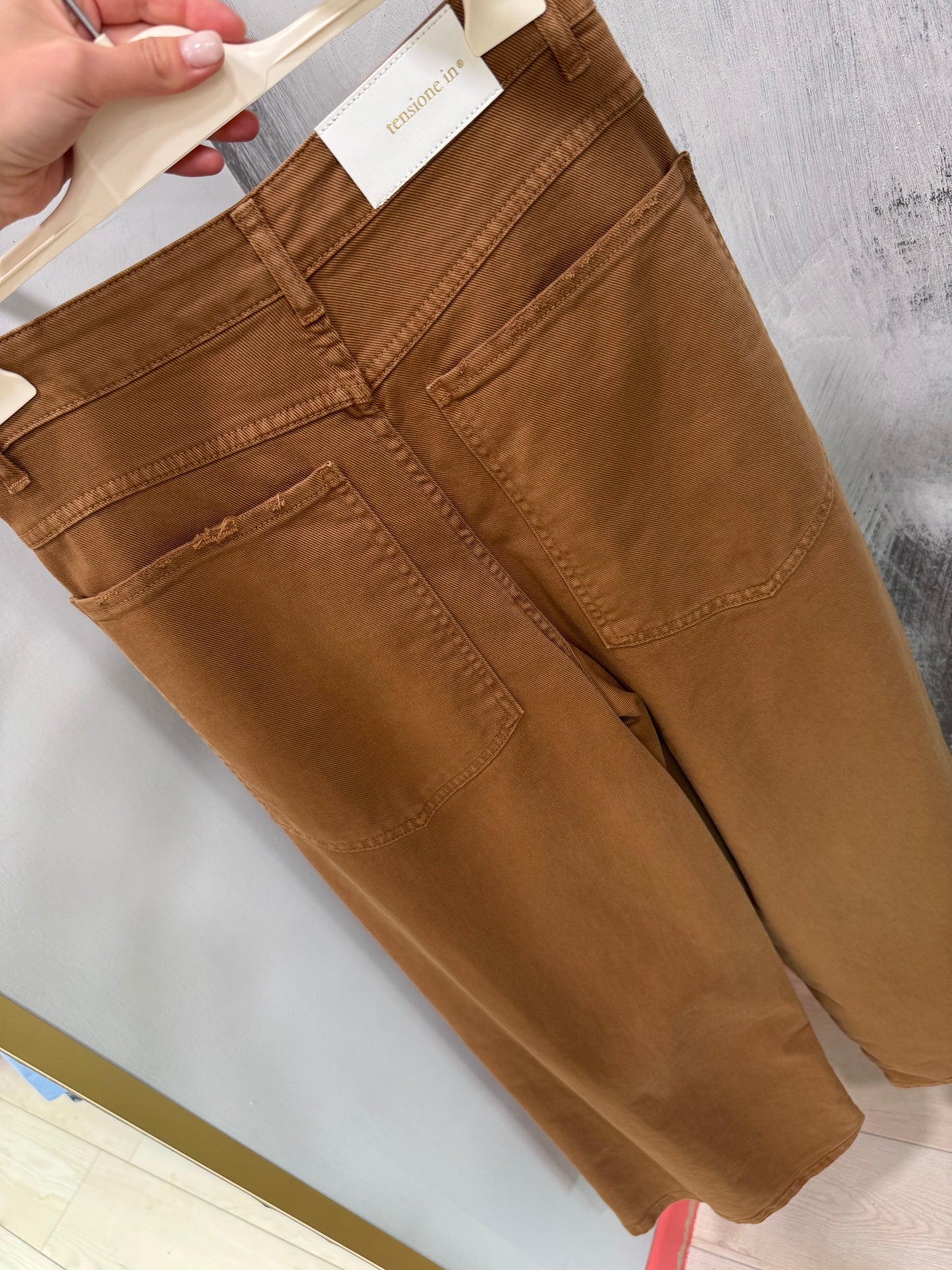 PANTALONE MARRONE TENSIONE IN