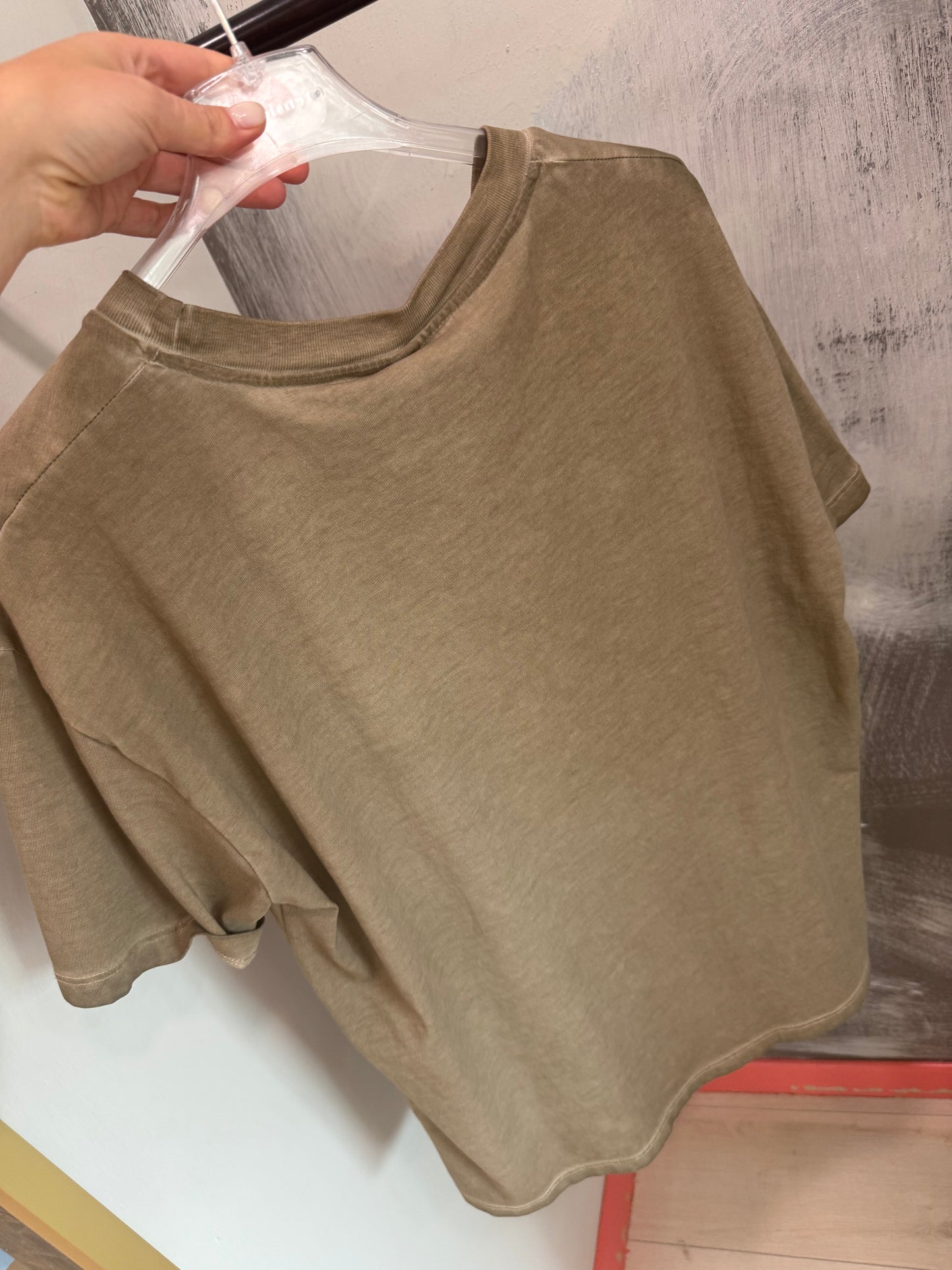 TSHIRT CON STAMPA TENSIONE IN