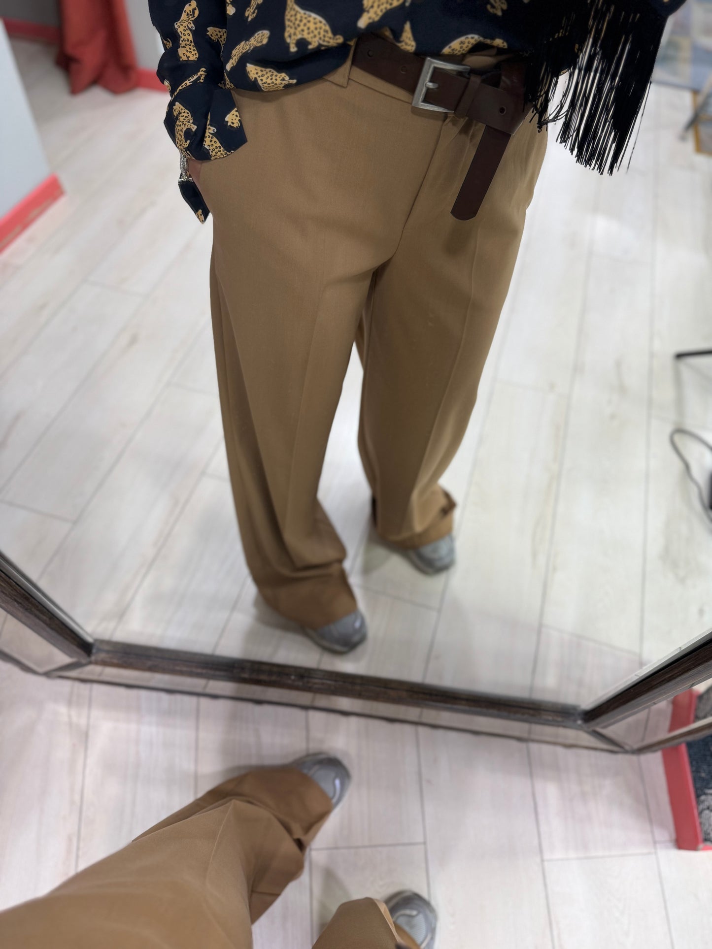 PANTALONE CON ELASTICO  DIETRO TENSIONE IN