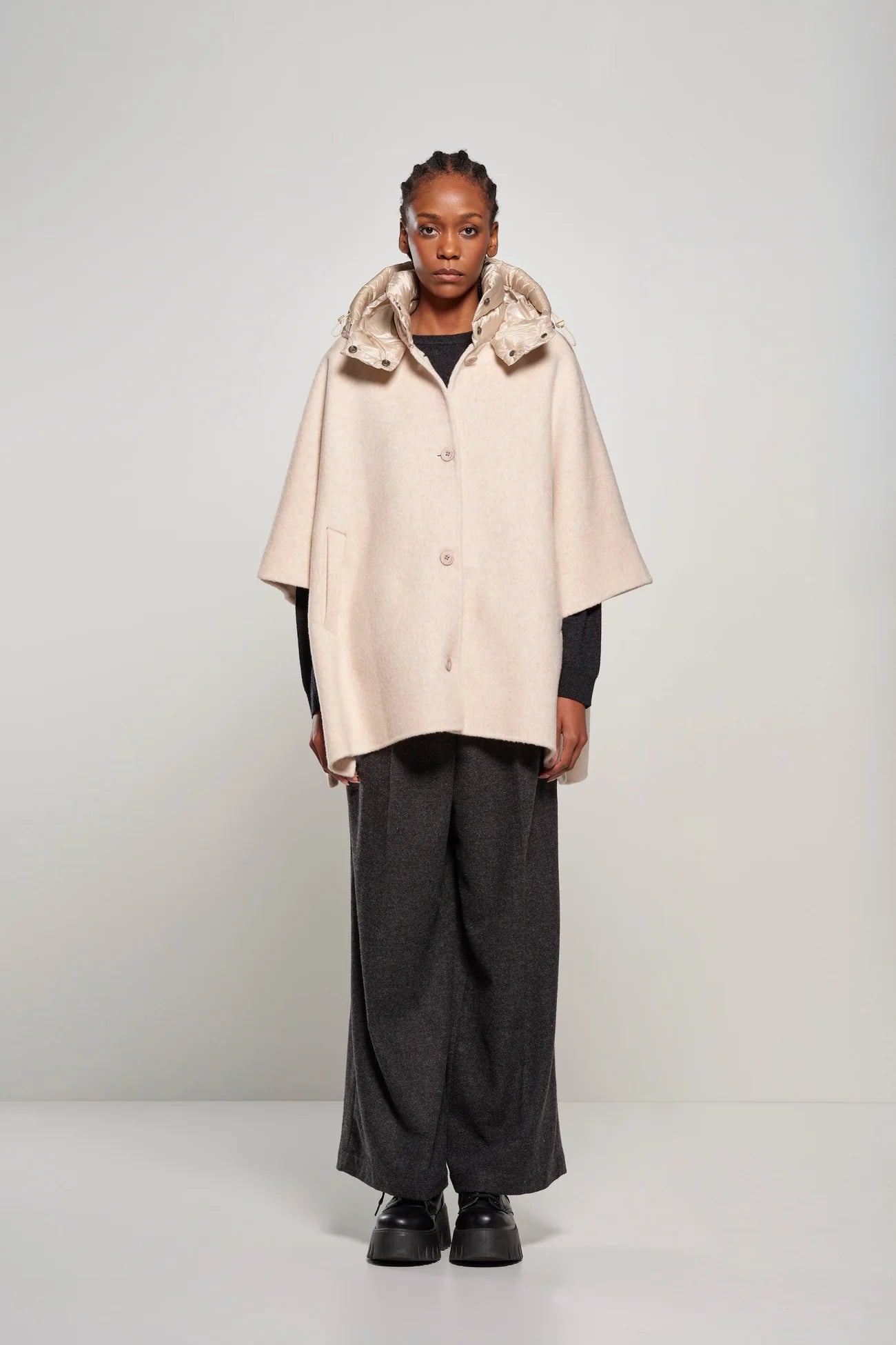 MANTELLA IN LANA CON CAPPUCCIO