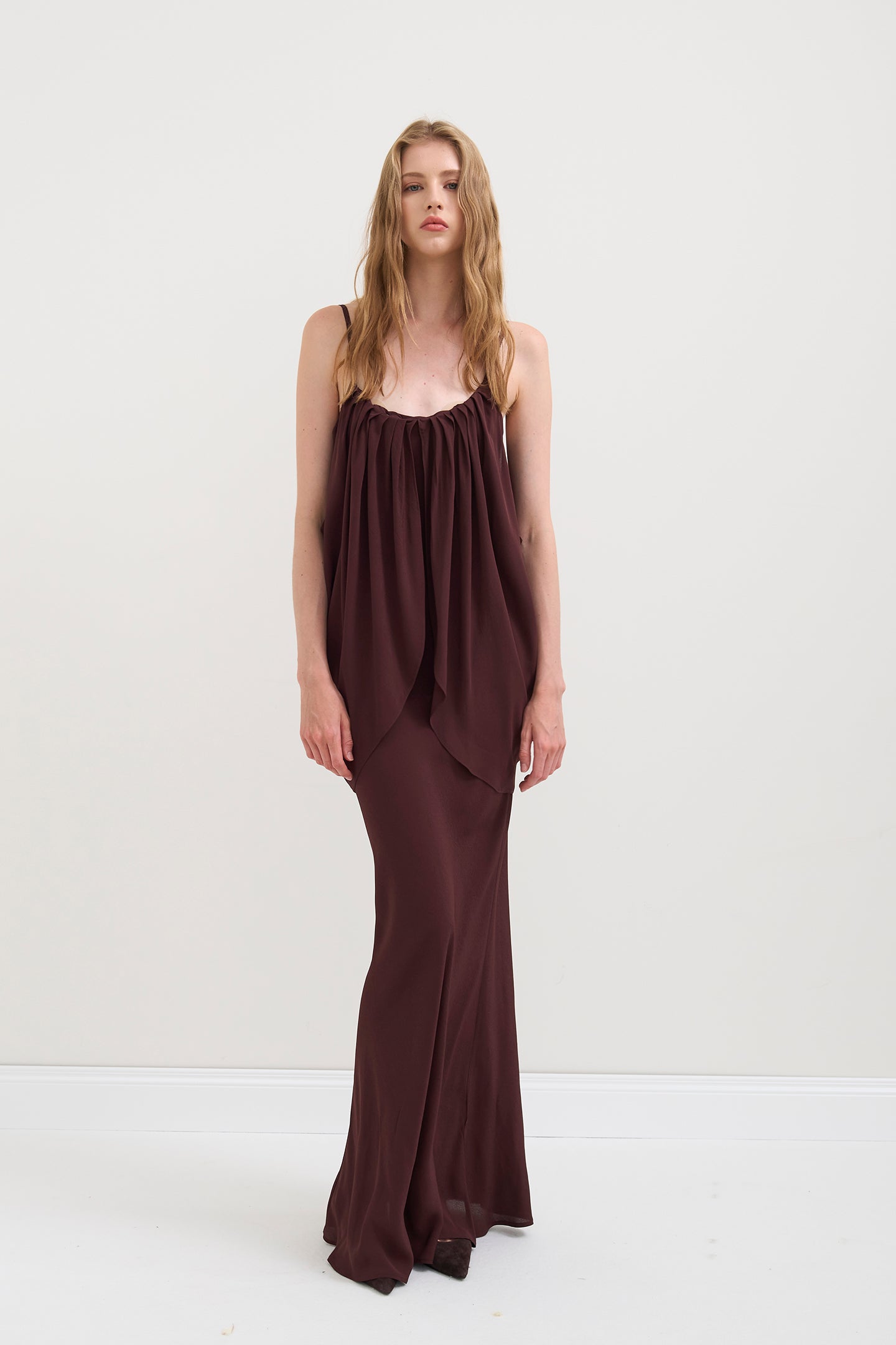 MAXI ABITO CON MANTELLA SOALLURE