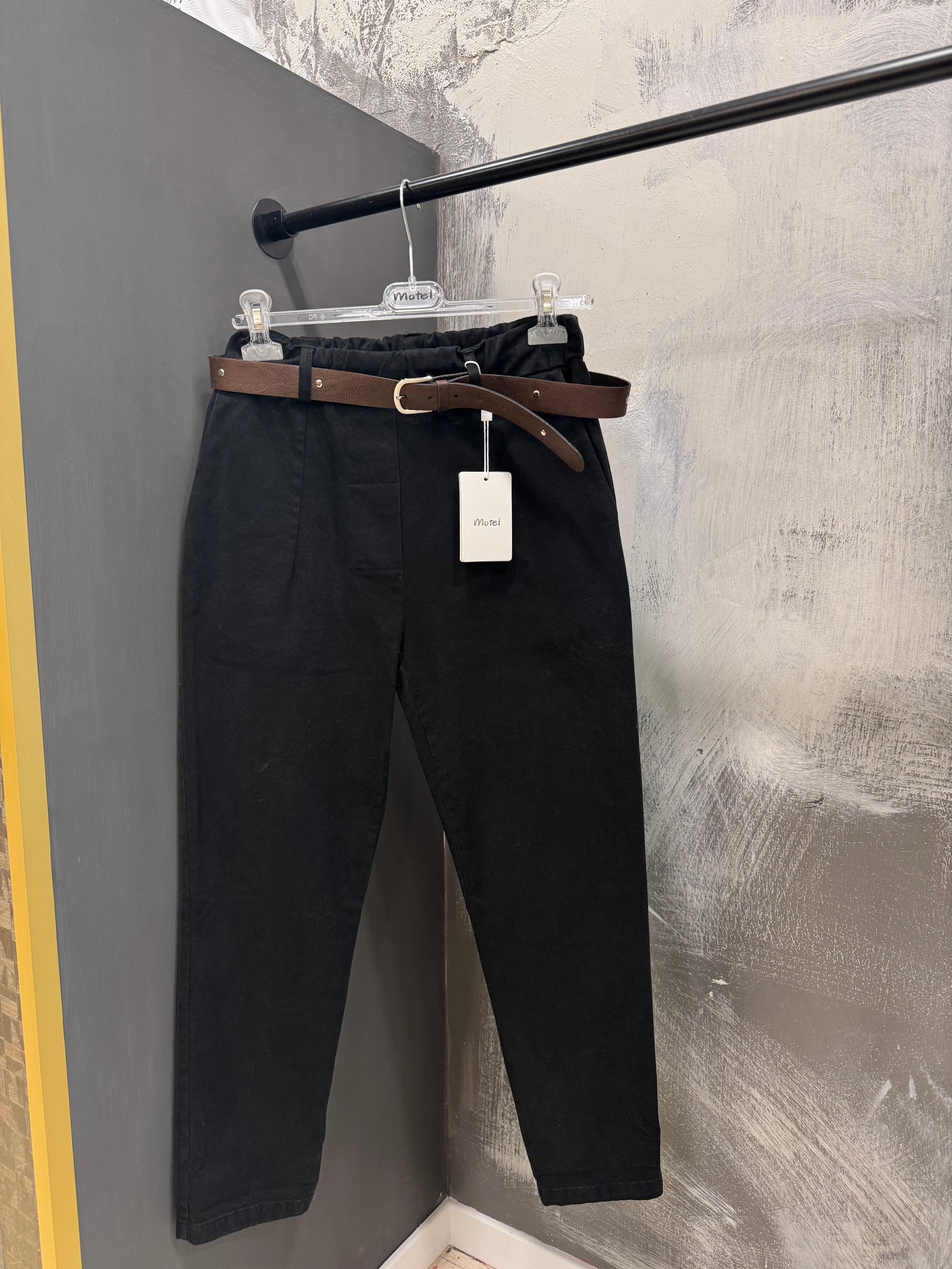 PANTALONE NERO CON ELASTICO MOTEL