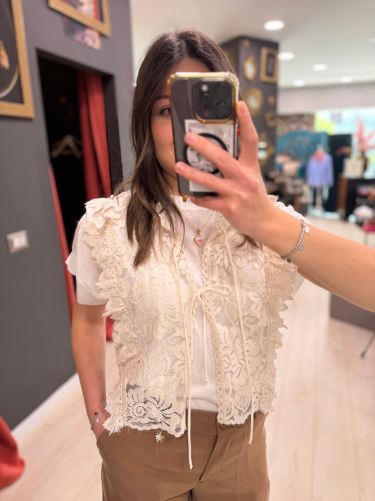 GILET CON PIZZO E LACCETTI SOALLURE