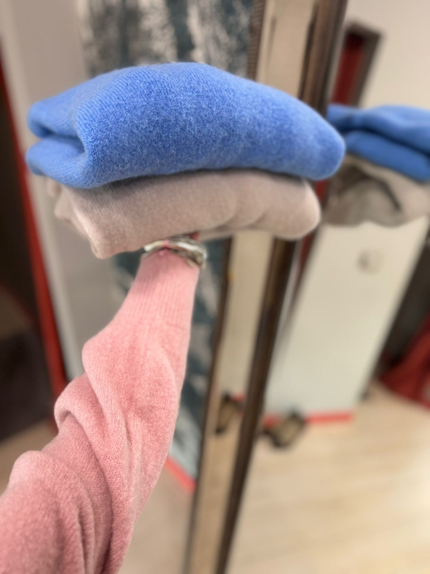 PULL MORBIDO CON BOTTONI SU MANICHE DONT WAIT